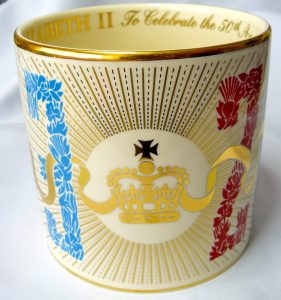 De laatste beker ontworpen door Guyatt uit 2003 t.g.v het gouden jubileum van Koningin Elizabeth II (uitgebracht in twee kleuren)
