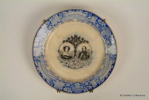 bord gemaakt ter herdenking van het zilveren huwelijksfeest van Koning Willem III en Koningin Sophie 1864