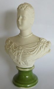 Porselein borstbeeldje van Koningin Emma 1879 