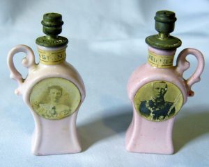 twee Boldoot parfumflesjes t.g.v het huwelijk van Koningin Wilhelmina en Prins hendrik 1901