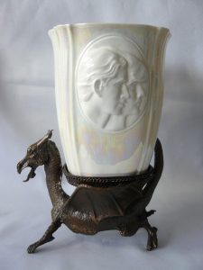 Kelk gemaakt van fijn porselein in luster glazuur . De kelk is gezeten in een bronzen draak ( de draak is het symbool van Wales). De kelk is gemaakt door een kleine studio in Worcester en is uitgegeven in een zeer beperkte oplage.